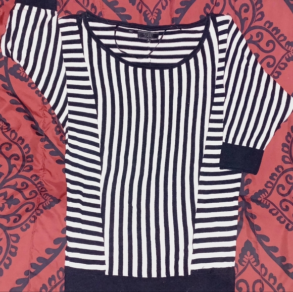 Like new Guess 1/2 sleeve shirt size medium - Picture 3 of 6